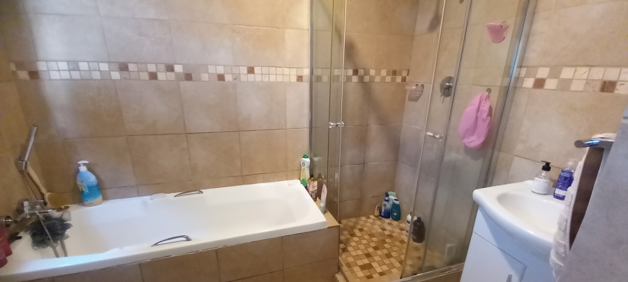 To Let 2 Bedroom Property for Rent in Rangeview Gauteng