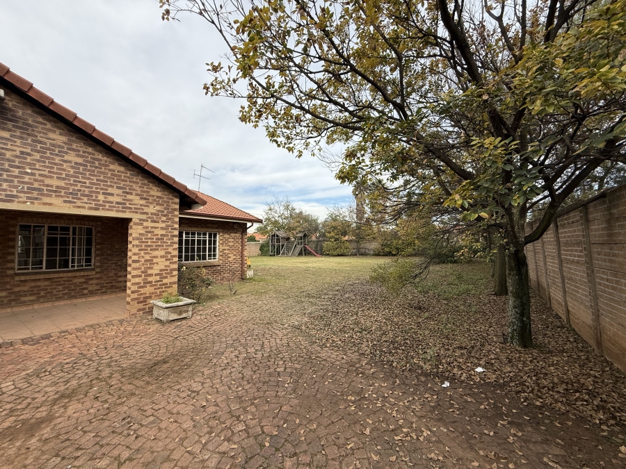To Let commercial Property for Rent in Ravenswood Gauteng