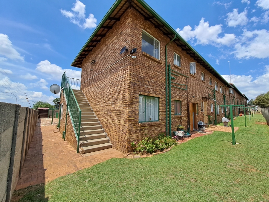 2 Bedroom Property for Sale in Rensburg Gauteng