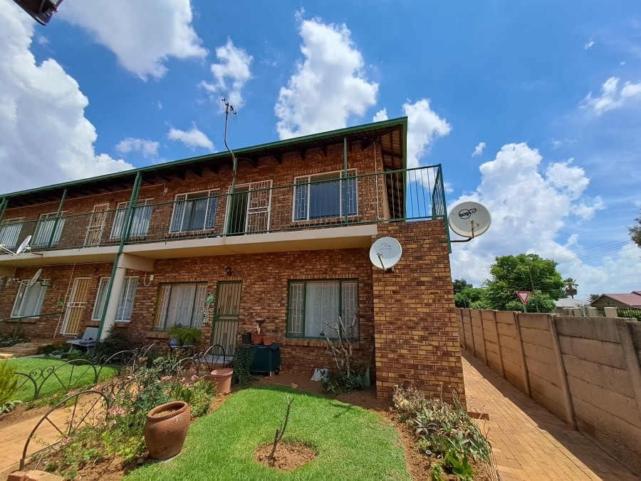 2 Bedroom Property for Sale in Rensburg Gauteng