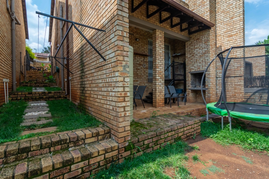 2 Bedroom Property for Sale in Wilgeheuwel Gauteng