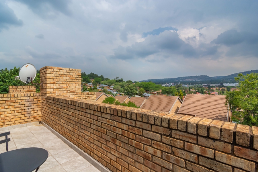 2 Bedroom Property for Sale in Wilgeheuwel Gauteng