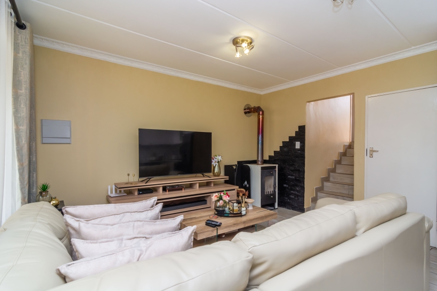 2 Bedroom Property for Sale in Wilgeheuwel Gauteng