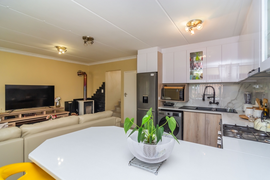 2 Bedroom Property for Sale in Wilgeheuwel Gauteng