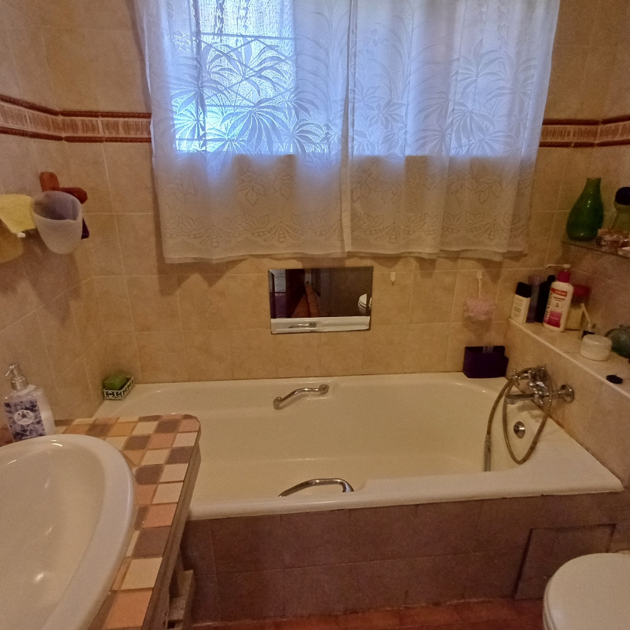 4 Bedroom Property for Sale in Nooitgedacht AH Gauteng