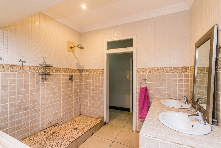 5 Bedroom Property for Sale in Chancliff A H Gauteng