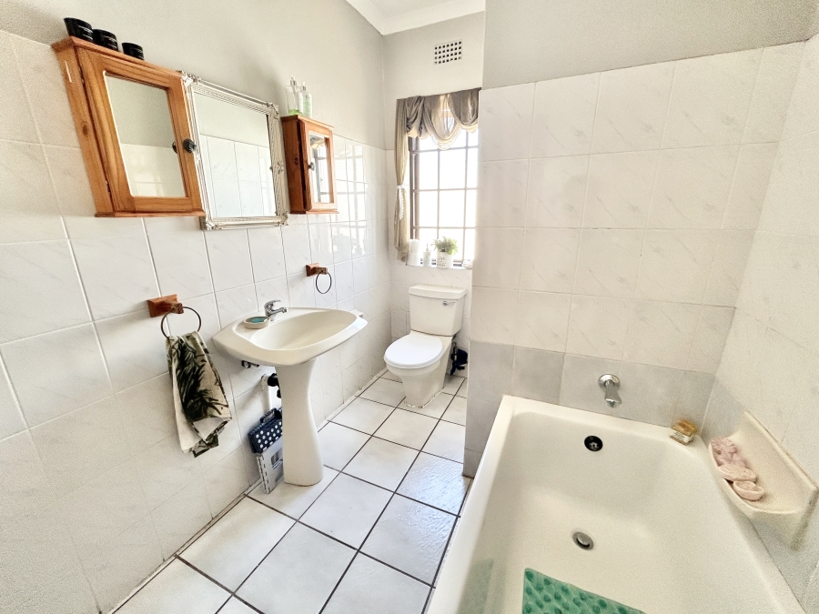 To Let 4 Bedroom Property for Rent in Halfway Gardens Gauteng