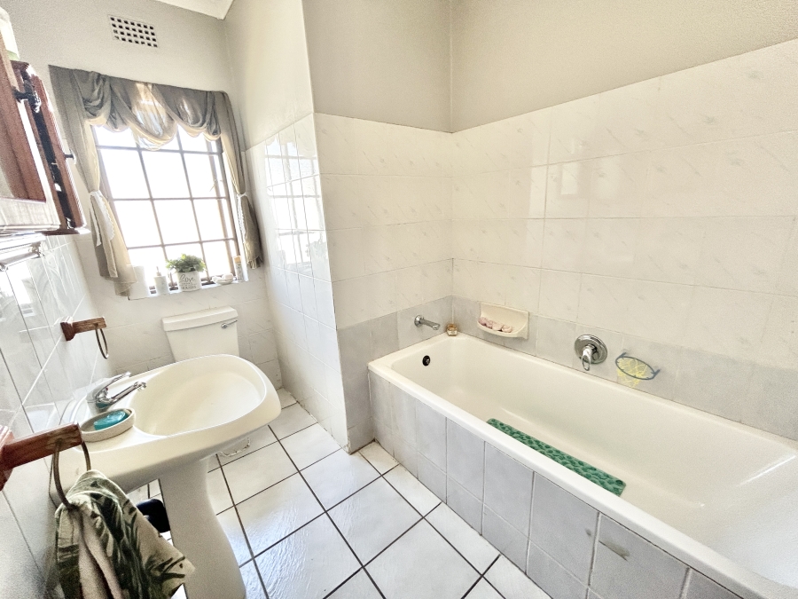 To Let 4 Bedroom Property for Rent in Halfway Gardens Gauteng
