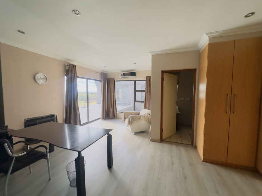 6 Bedroom Property for Sale in Blue Saddle Ranches Gauteng