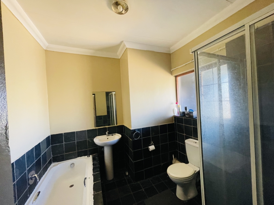 2 Bedroom Property for Sale in Erand Gardens Gauteng