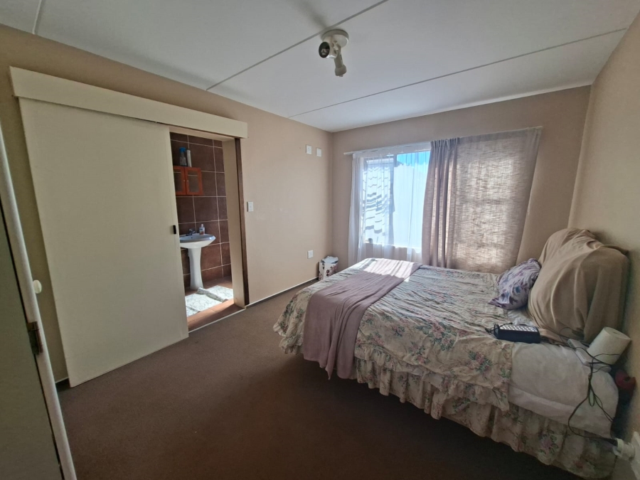 2 Bedroom Property for Sale in Noordheuwel Gauteng