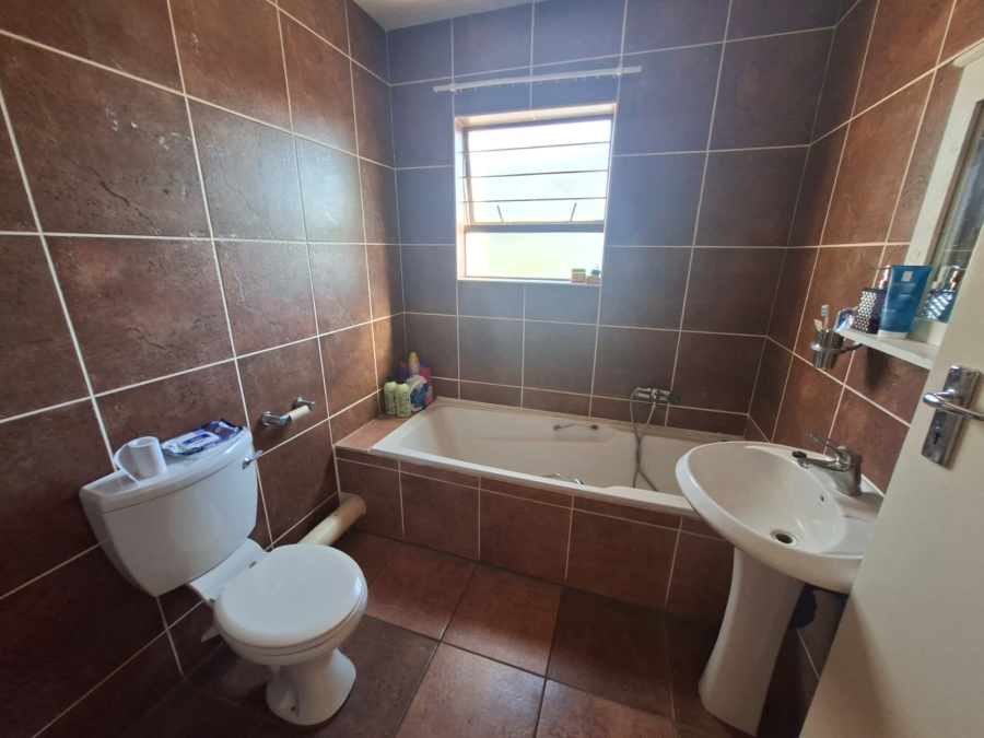 2 Bedroom Property for Sale in Noordheuwel Gauteng