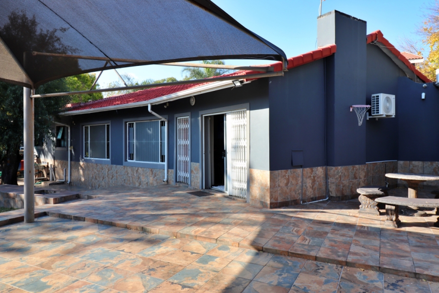 5 Bedroom Property for Sale in Edenvale Central Gauteng