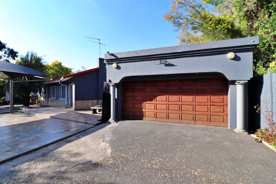 5 Bedroom Property for Sale in Edenvale Central Gauteng