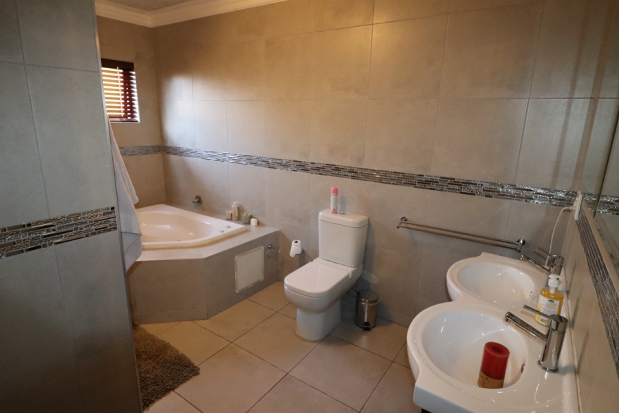 5 Bedroom Property for Sale in Edenvale Central Gauteng