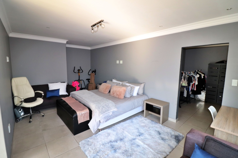 5 Bedroom Property for Sale in Edenvale Central Gauteng