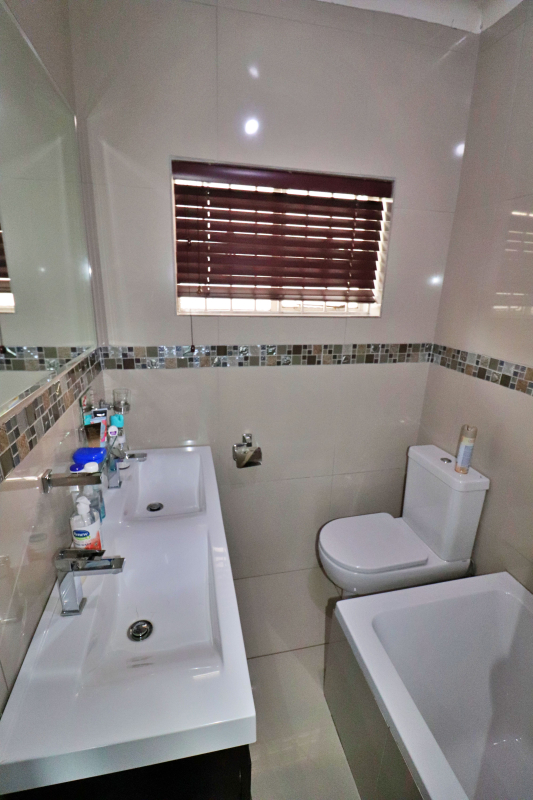 5 Bedroom Property for Sale in Edenvale Central Gauteng