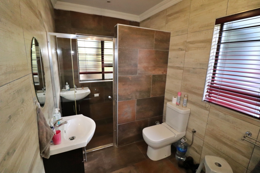 5 Bedroom Property for Sale in Edenvale Central Gauteng