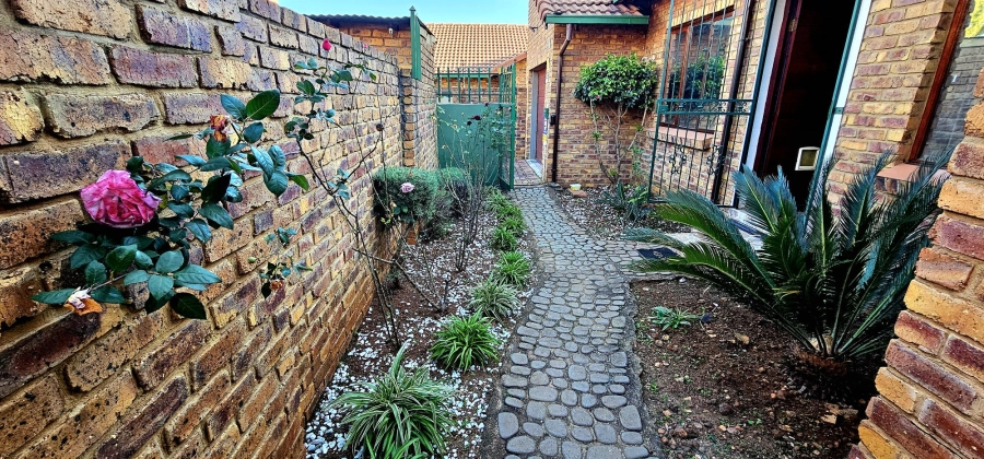 3 Bedroom Property for Sale in Die Hoewes Gauteng