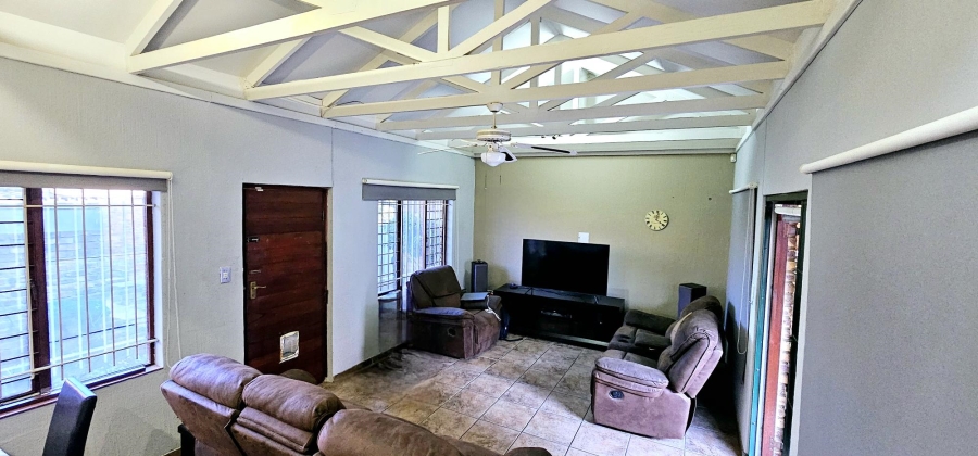 3 Bedroom Property for Sale in Die Hoewes Gauteng
