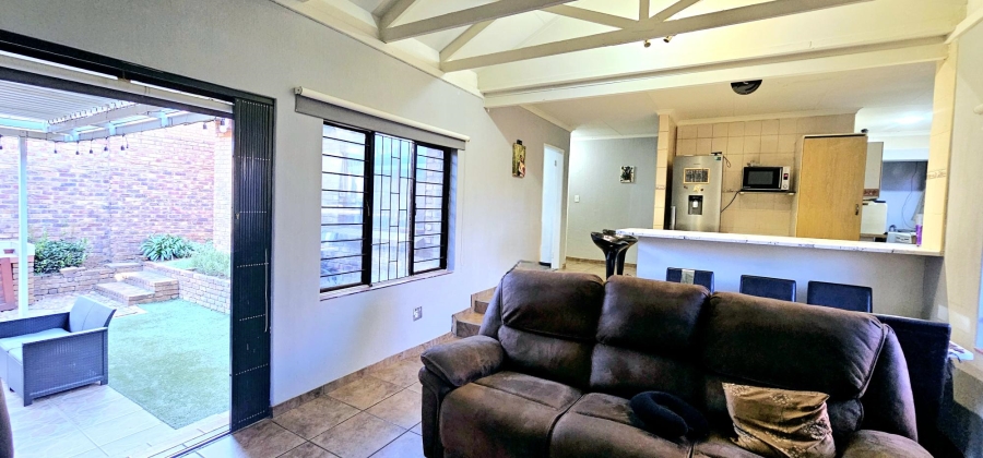 3 Bedroom Property for Sale in Die Hoewes Gauteng