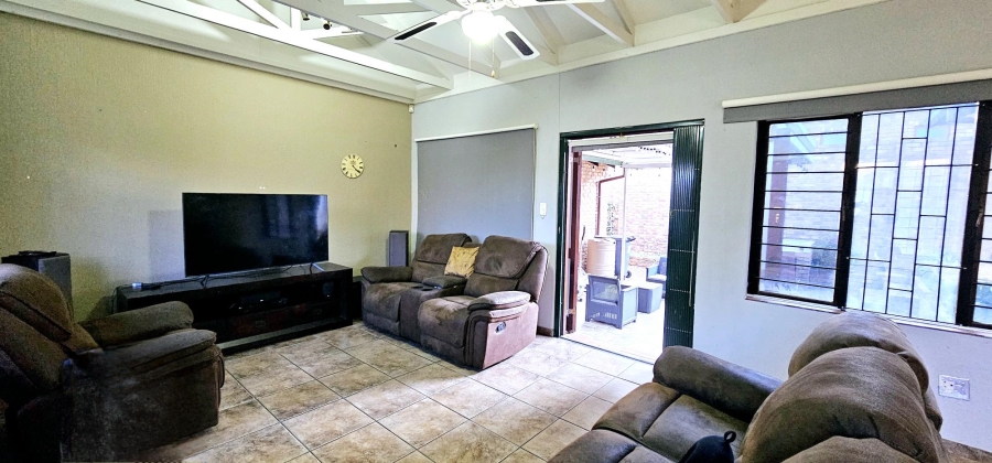 3 Bedroom Property for Sale in Die Hoewes Gauteng