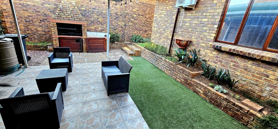 3 Bedroom Property for Sale in Die Hoewes Gauteng