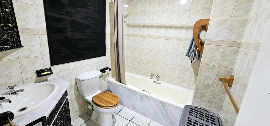 3 Bedroom Property for Sale in Die Hoewes Gauteng
