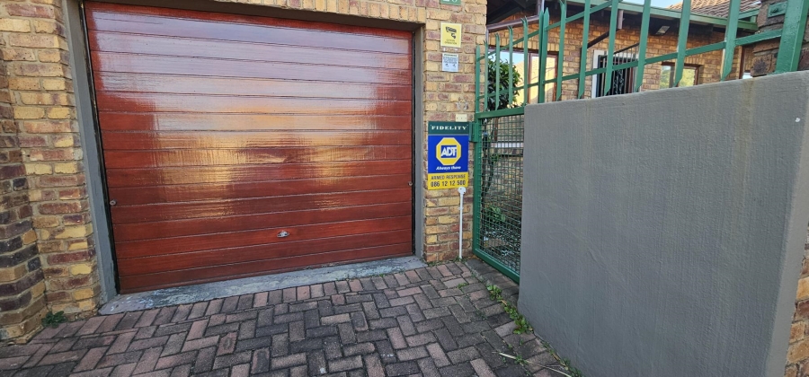 3 Bedroom Property for Sale in Die Hoewes Gauteng