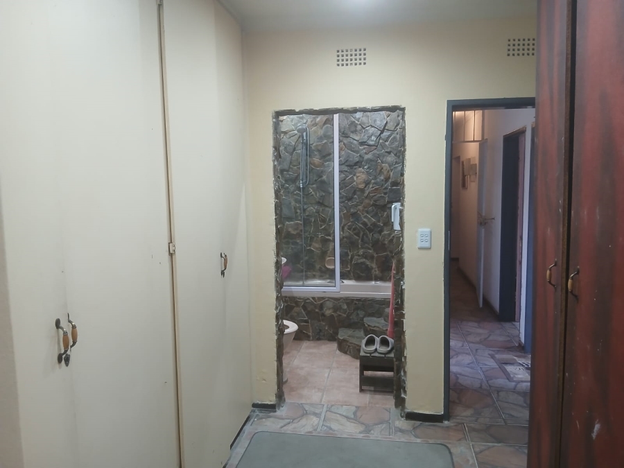 5 Bedroom Property for Sale in Finsbury Gauteng