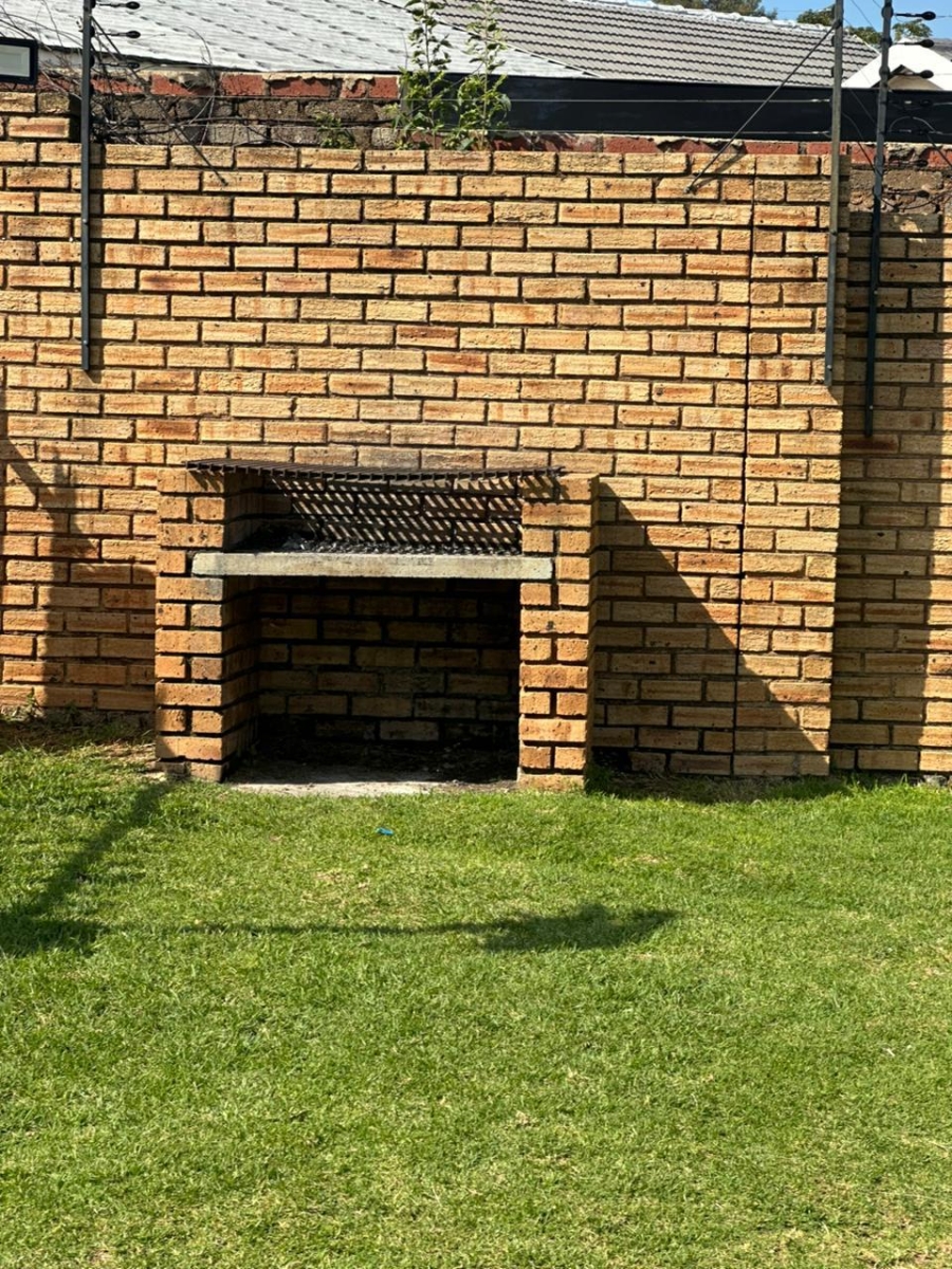 To Let 2 Bedroom Property for Rent in Meredale Gauteng
