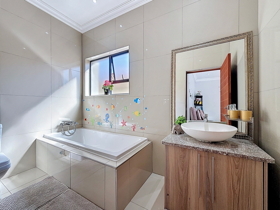 5 Bedroom Property for Sale in Equestria Gauteng