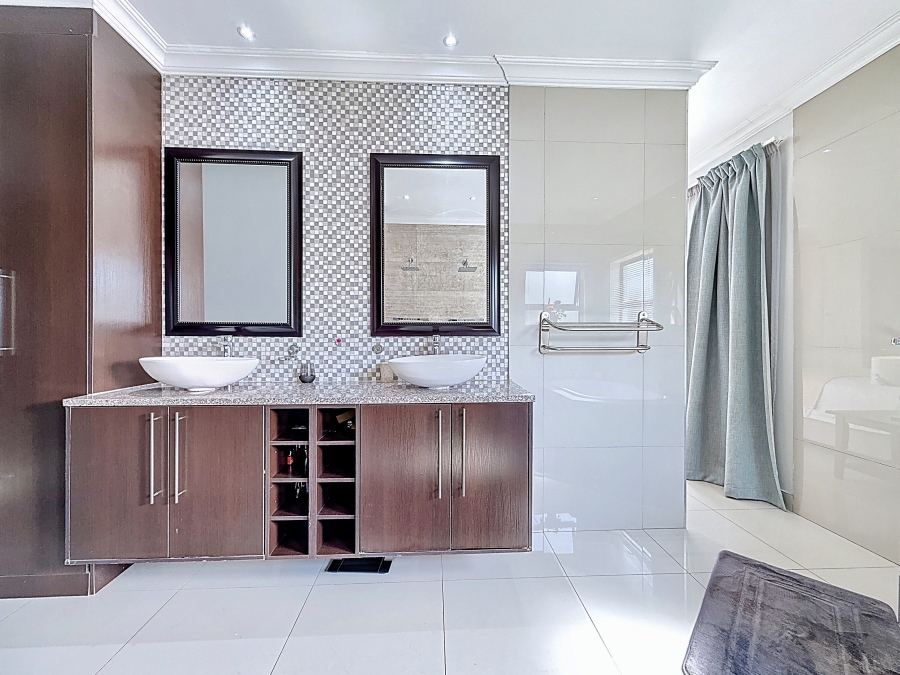 5 Bedroom Property for Sale in Equestria Gauteng