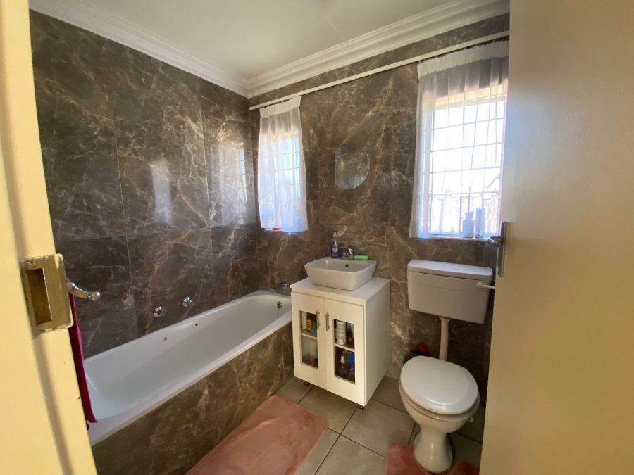 4 Bedroom Property for Sale in Albertsdal Gauteng