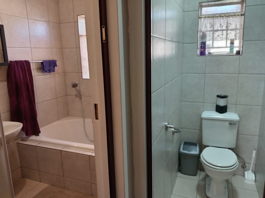 6 Bedroom Property for Sale in Witpoortjie Gauteng