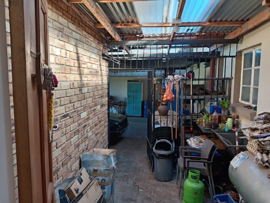 6 Bedroom Property for Sale in Witpoortjie Gauteng
