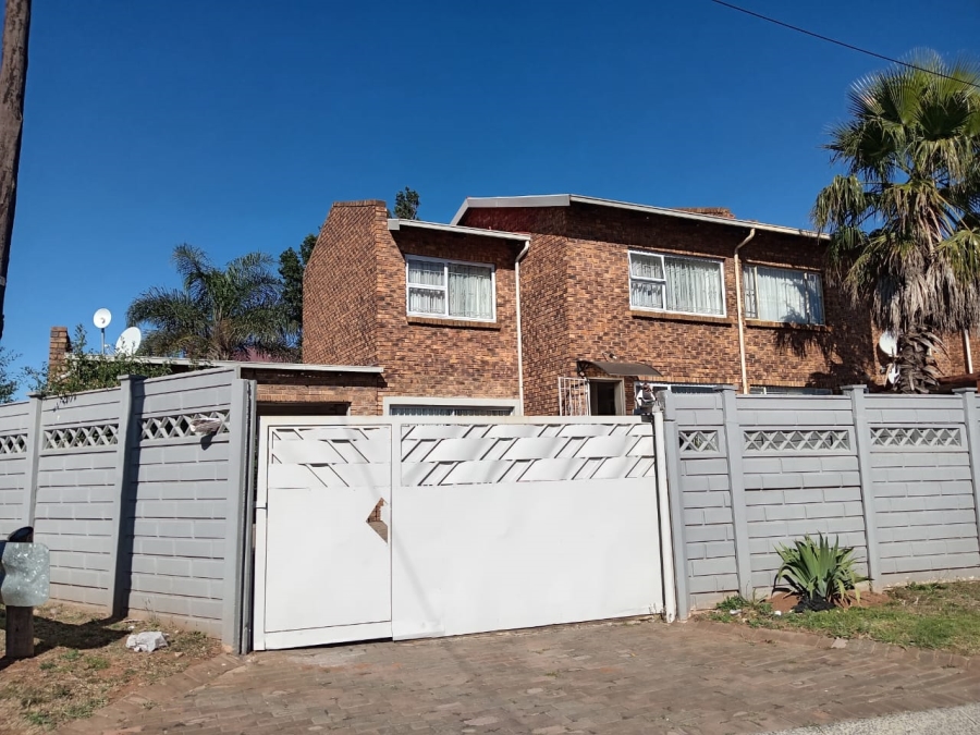 2 Bedroom Property for Sale in Florida Lake Gauteng