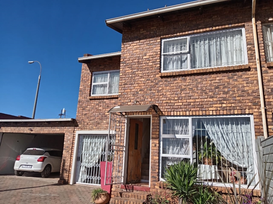 2 Bedroom Property for Sale in Florida Lake Gauteng