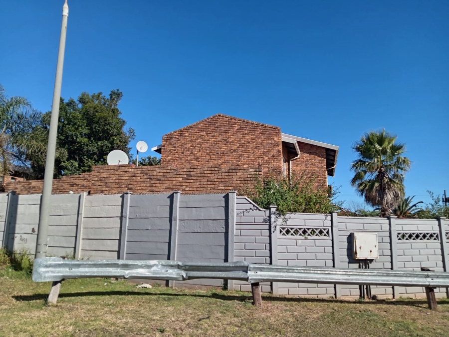 2 Bedroom Property for Sale in Florida Lake Gauteng