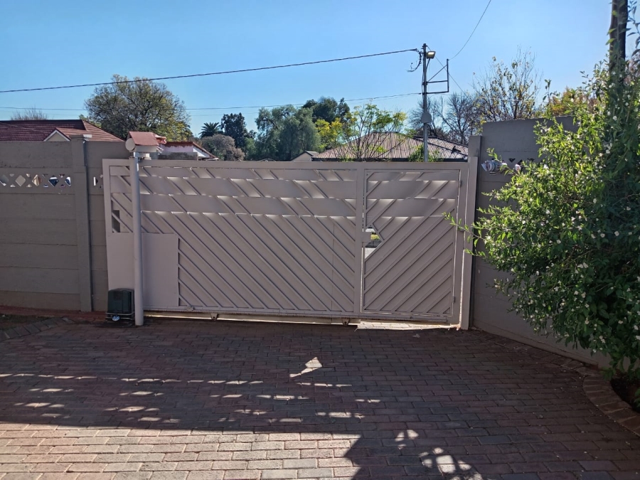 2 Bedroom Property for Sale in Florida Lake Gauteng