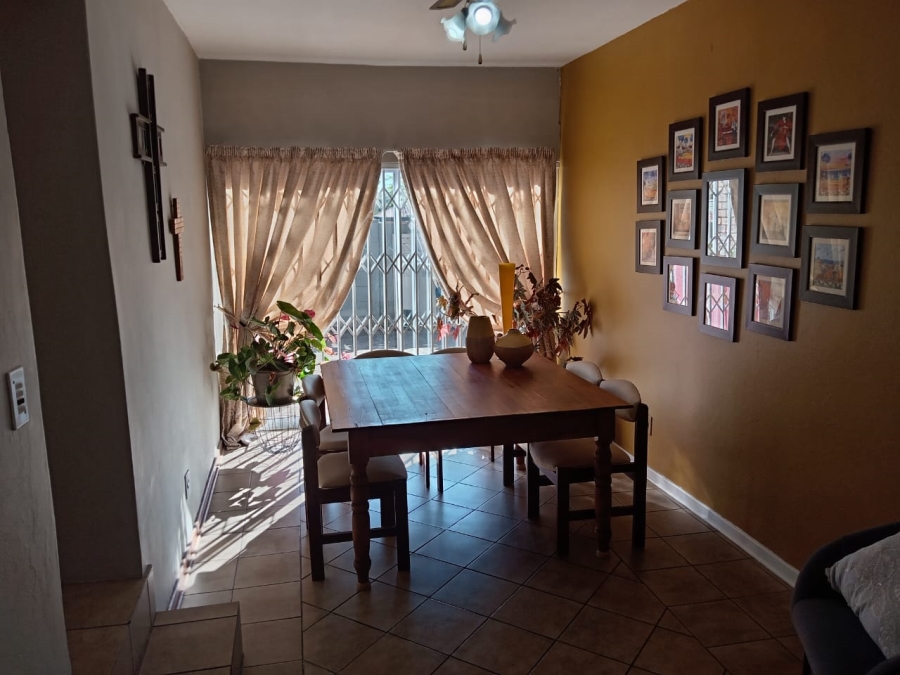 2 Bedroom Property for Sale in Florida Lake Gauteng