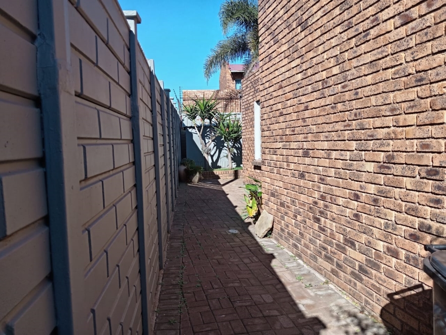 2 Bedroom Property for Sale in Florida Lake Gauteng