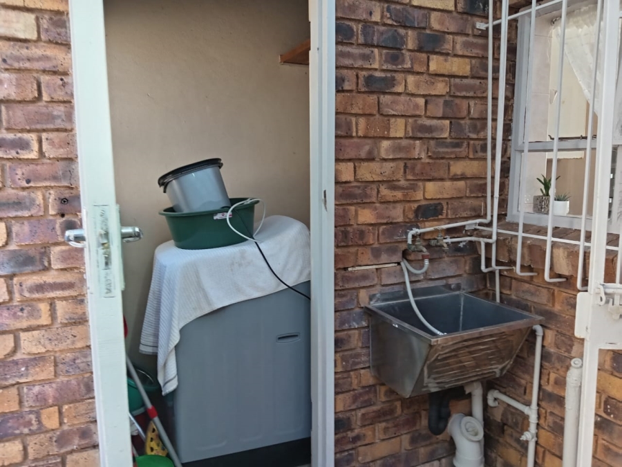 2 Bedroom Property for Sale in Florida Lake Gauteng