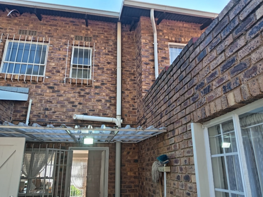 2 Bedroom Property for Sale in Florida Lake Gauteng