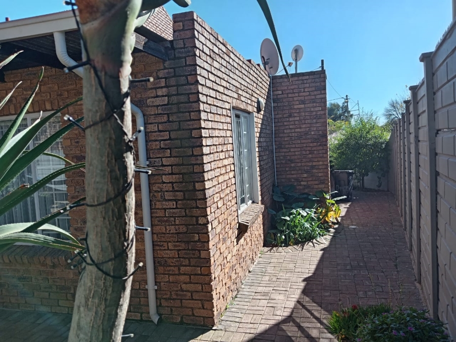 2 Bedroom Property for Sale in Florida Lake Gauteng