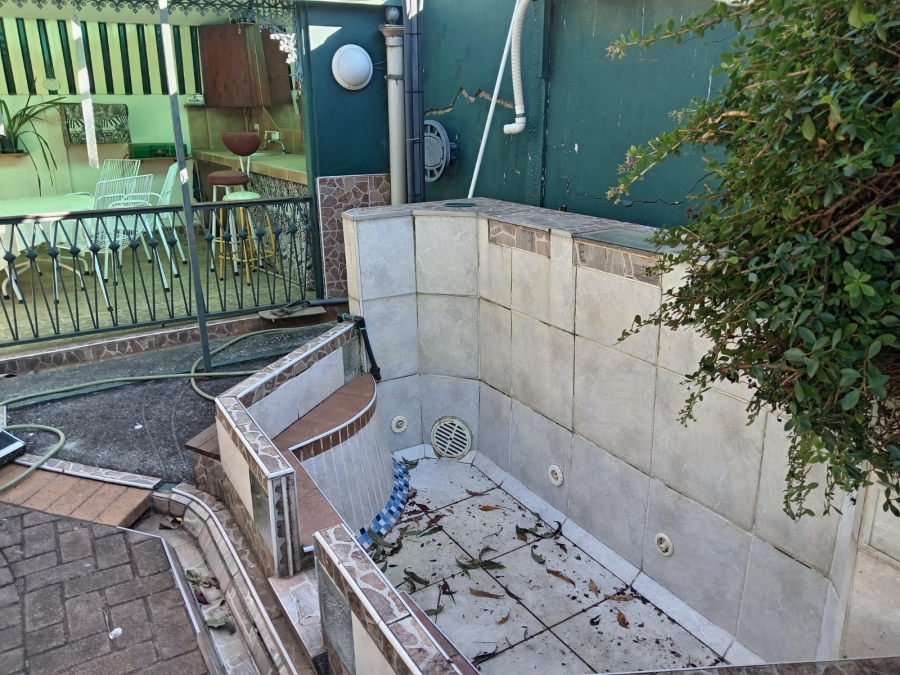 4 Bedroom Property for Sale in Groblerpark Gauteng