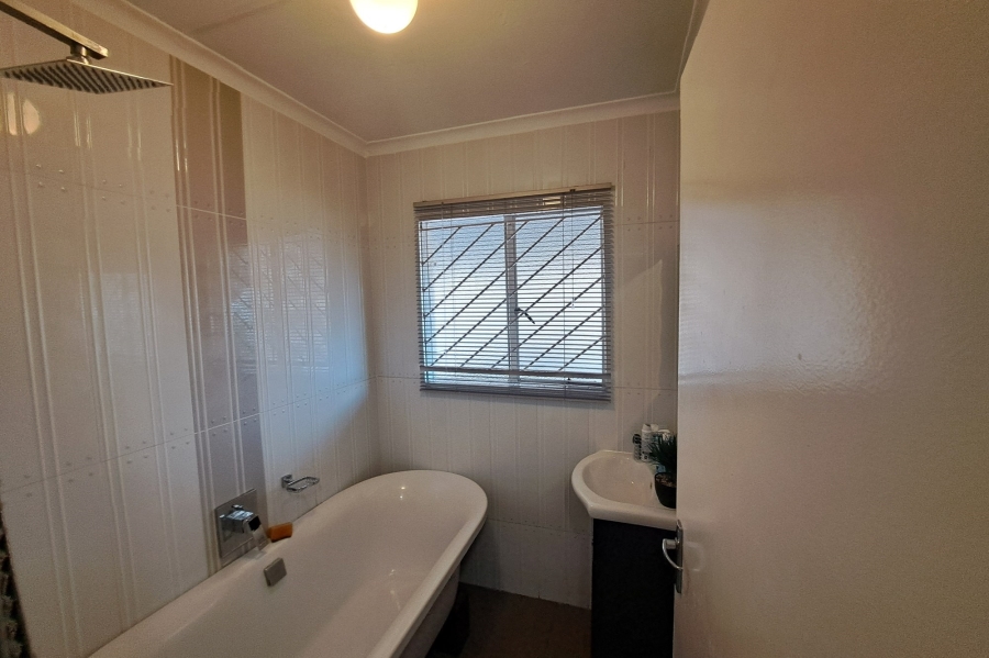 To Let 3 Bedroom Property for Rent in Ormonde Gauteng