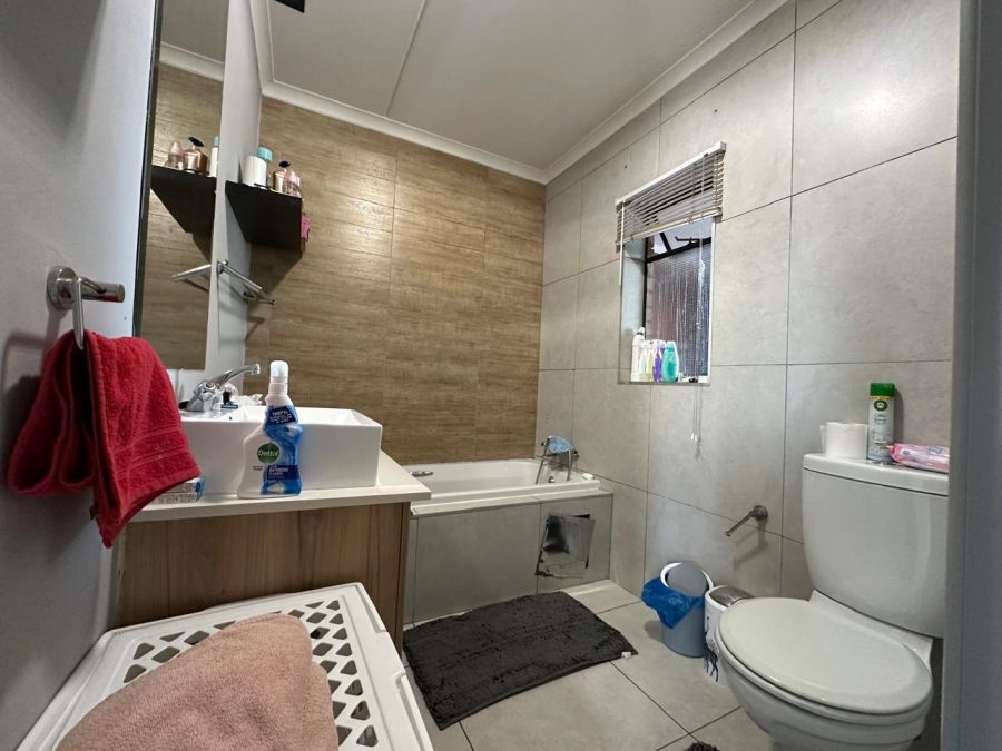 To Let 1 Bedroom Property for Rent in Founders Hill Gauteng