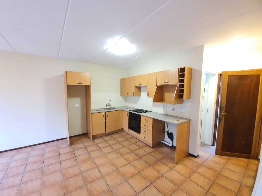 To Let 2 Bedroom Property for Rent in Moffat View Gauteng