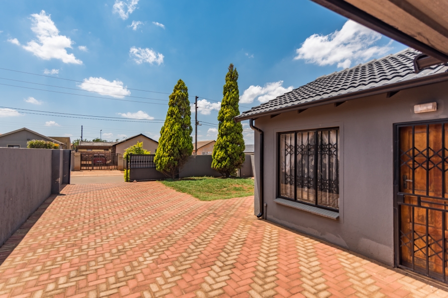 2 Bedroom Property for Sale in Protea Glen Gauteng